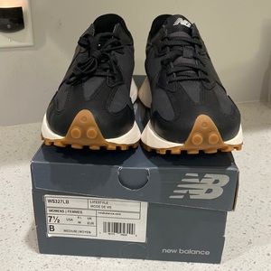 Womens NEW BALANCE sneakers.